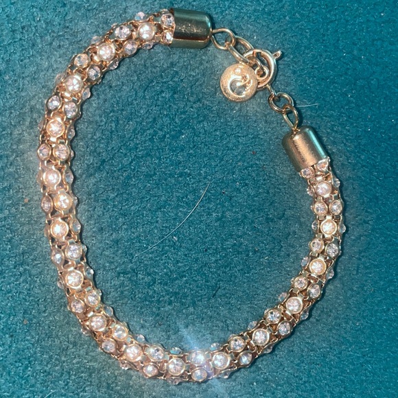 Gold tennis bracelet with 166 crystals in snake like interlocking formation. - Picture 5 of 5